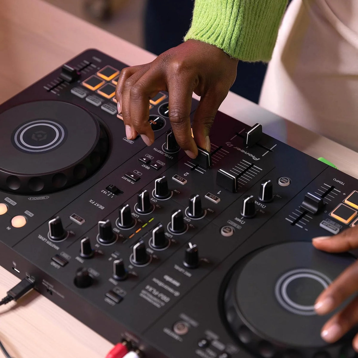 DJ DDJ-FLX4 2-Deck Controller – Graphite - image 15