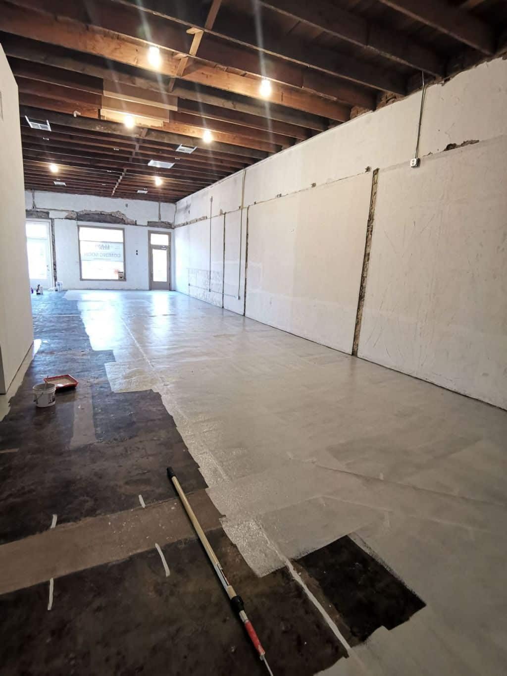 The Only Encapsulant that Seals Non-Friable Black Mastic and Primes for New Paint, Epoxy, Tile, Leveling Cements, and more. 1
